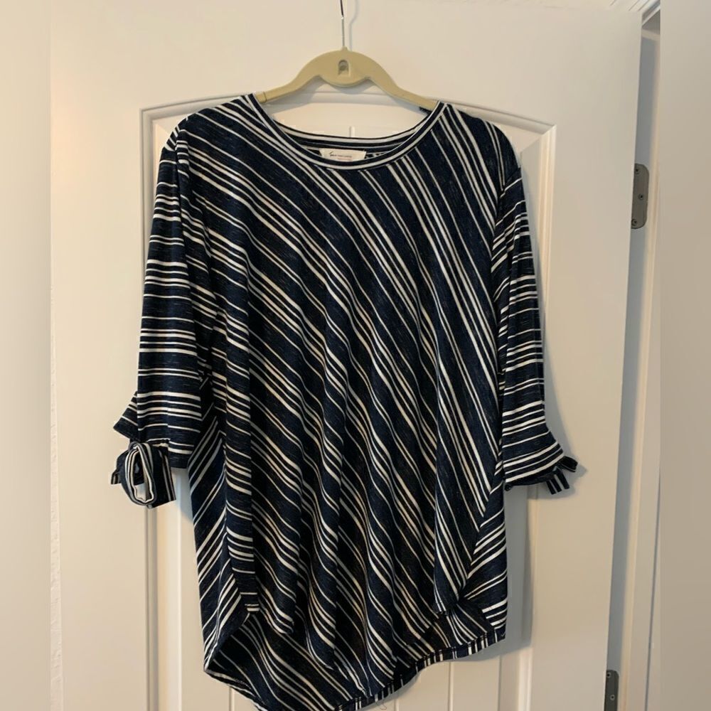 Two by Vince Camuto ladies tunic. Size: XL. Hi-Lo Hem, 3/4 sleeves.